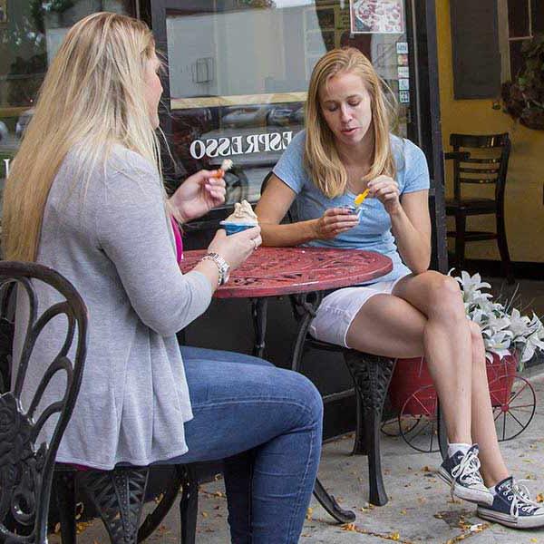 Two female students eating at Divino Gelato